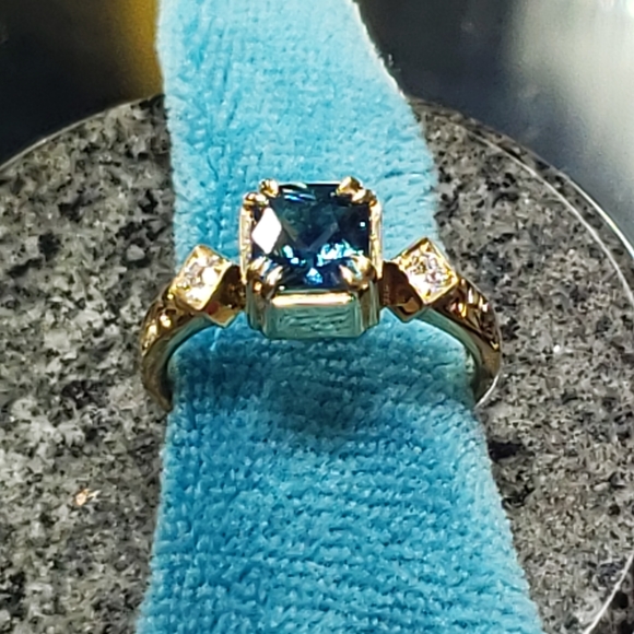 18K Solid Gold Natural Sapphire 1.89 CT with Diamonds - Picture 3 of 7